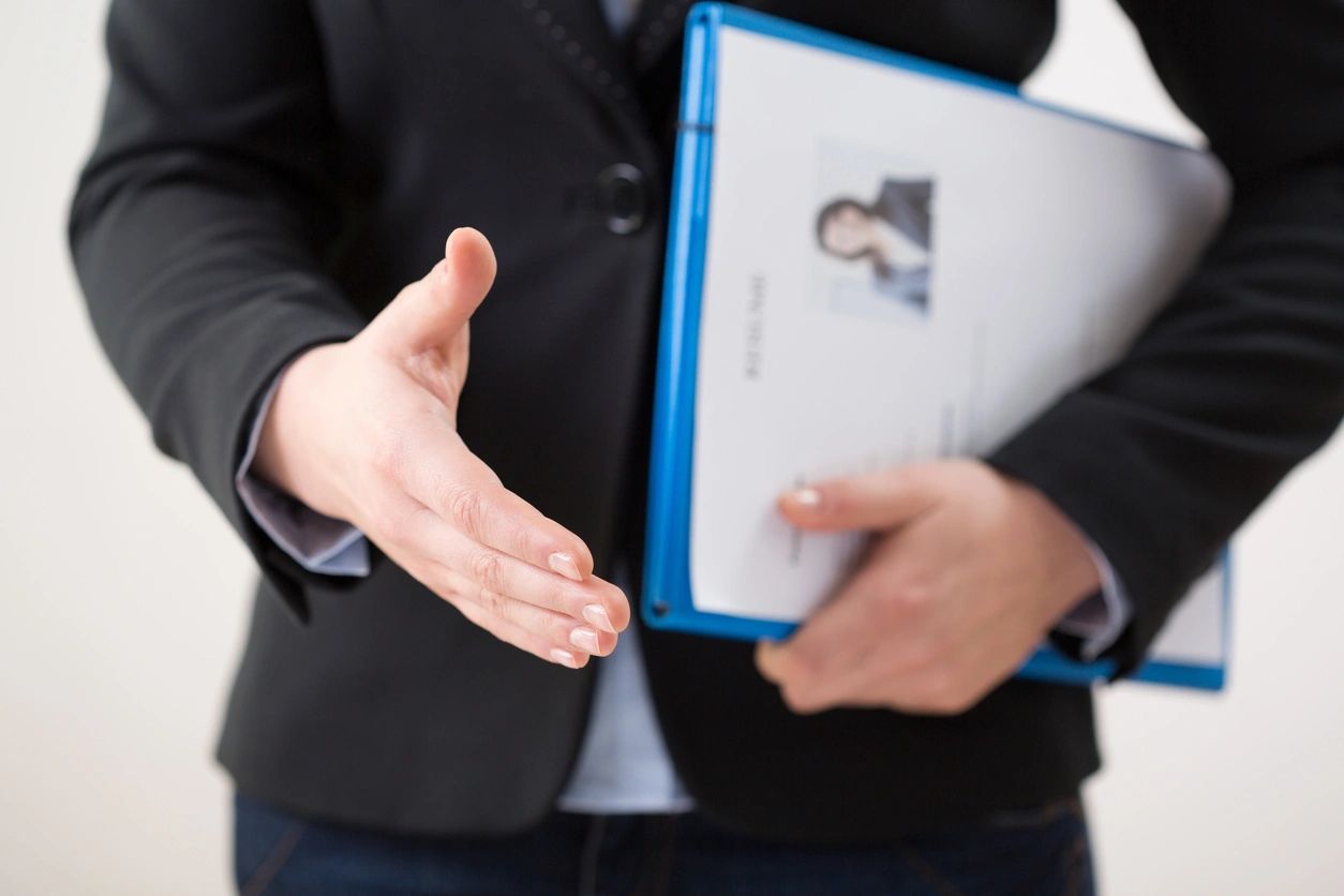 fm=f_Ry2mGq0 A person holding out their hand for someone to shake.
