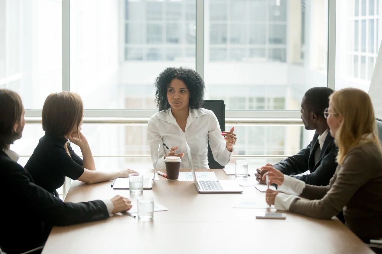 fm=f_WVEpj7D A group of people sitting at a table.